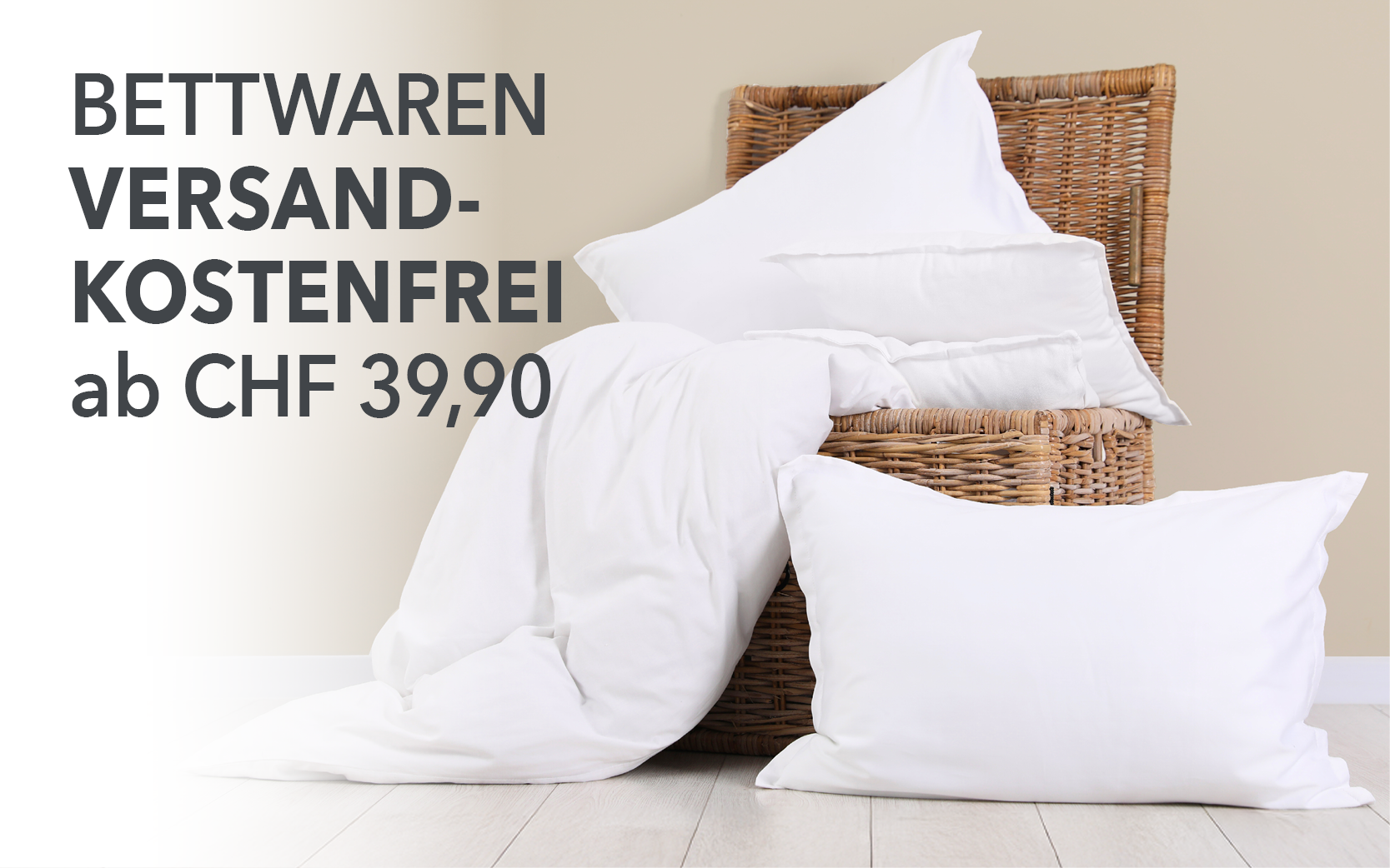 Abbildung von Bettwaren wie Kissen und Decken mit dem Text "Bettwaren versandkostenfrei ab CHF 39,90".
