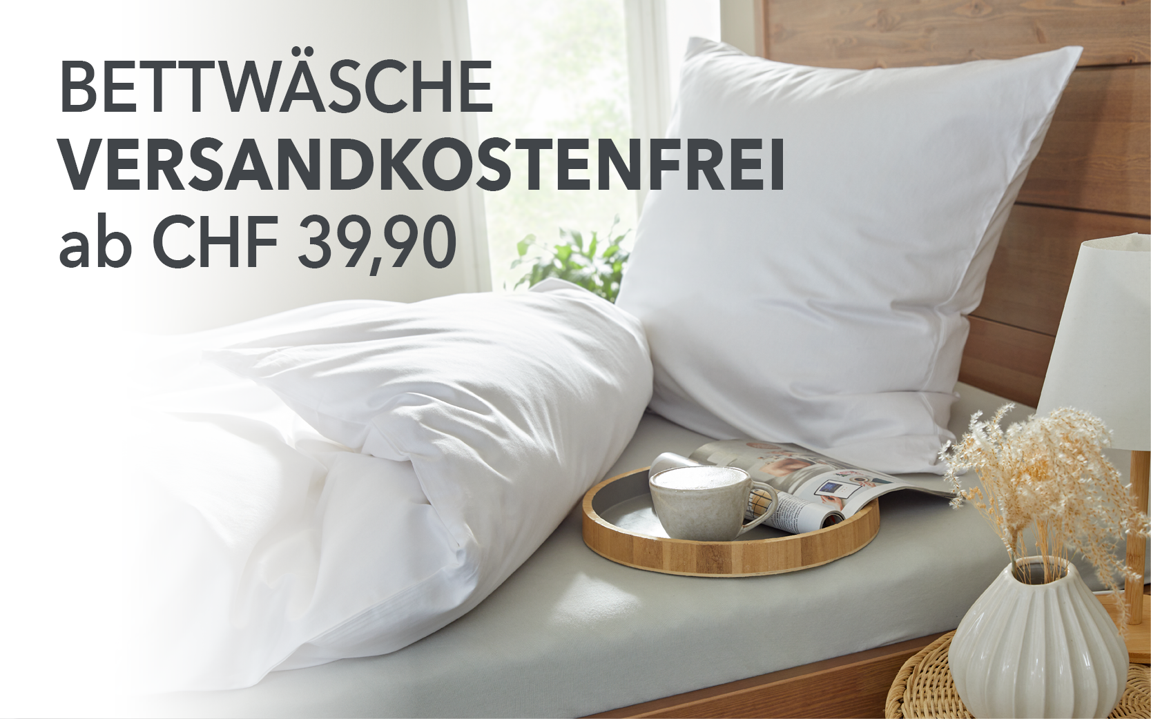 Abbildung von weißer Bettwäsche mit dem Text "Bettwäsche Versandkostenfrei ab CHF 39,90".